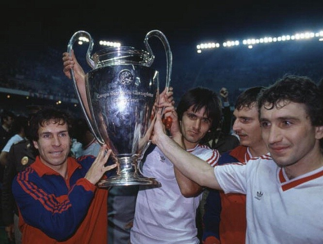 1. FC Steaua Bucharest 1986: Cuộc khủng hoảng khối Warsaw cả về kinh tế lẫn xã hội khiến nền thể thao Đông Âu có dấu hiệu chững lại, nhưng Bucharest lại trở thành một CLB thành công ngoài sức tưởng tượng. Họ dự cúp C1 châu Âu sau khi giành chức vô địch Romania năm 1985, và 1 năm sau điều không thể tin được đã xảy ra. Bucharest lọt vào chung kết cúp C1 châu Âu và đối đầu Barcelona dưới sự dẫn dắt của HLV lừng danh Terry Venables và có trong tay những ngôi sao như Bernd Schuster, Victor Munoz… Sau khi cầm hòa 0-0 trong 120 phút, Bucharest thắng 2-0 trong loạt luân lưu khi thủ môn Helmuth Duckadam cản phá cả 4 lượt đá của Barca. Bucharest trở thành CLB Đông Âu đầu tiên vô địch C1 châu Âu.